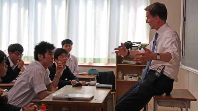 ​   Jeremy explaining Brexit in Japanese to Japanese students in less than 90 seconds (Source: ITV News)  ​